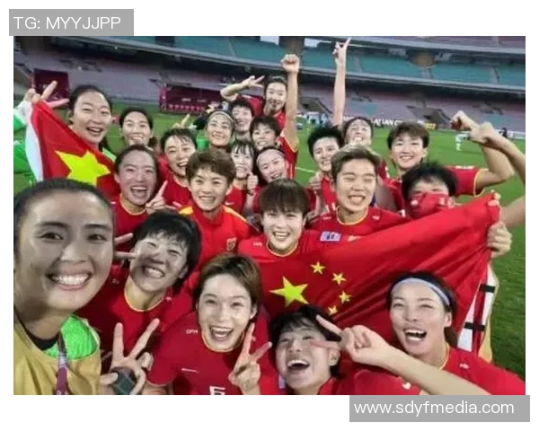 礼仪小姐与足球明星的精彩瞬间背后隐藏的故事与情感交流 礼仪小姐与足球明星的精彩瞬间背后隐藏的故事与情感交流