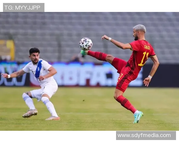 足球明星与国际手势的精彩瞬间展现全球文化交流与友谊 足球明星与国际手势的精彩瞬间展现全球文化交流与友谊