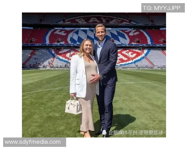 足球明星与足球亲密合影展现激情与梦想的瞬间